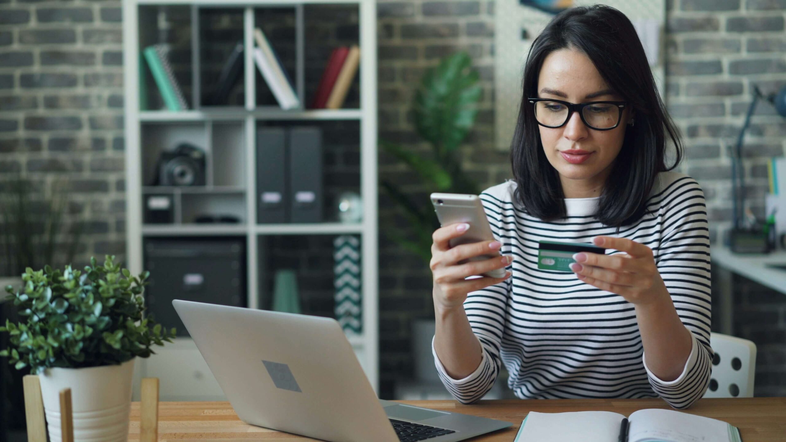 Una ragazza che fa shopping online